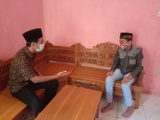 Tak Kendor Membimbing Ahlak di Masa Pandemi, Guru MTs Al Hidayah Twelagiri Door to Door Bimbing Siswanya