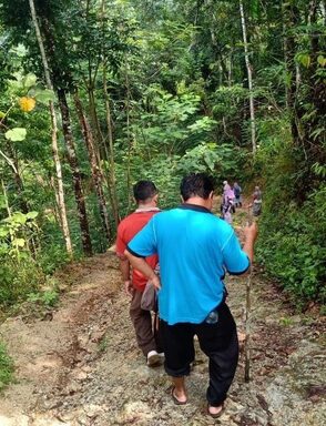 Guru MI Cokroaminoto 01 Kebutuhjurang Menembus Hutan Kunjungi Peserta Didik