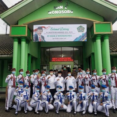 Dokar Pustaka dan Tari Tek-Tek MAN 2 Wonosobo Sambut Kedatangan Kakanwil