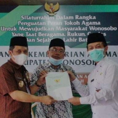 Kakanwil  Terima Sertifikat Tanah Hibah dari Keluarga Zarkoni Diserahkan Langsung oleh Bupati Wonosobo