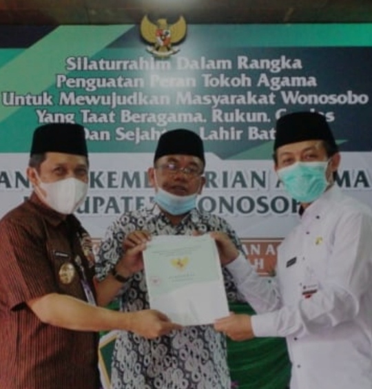Kakanwil  Terima Sertifikat Tanah Hibah dari Keluarga Zarkoni Diserahkan Langsung oleh Bupati Wonosobo