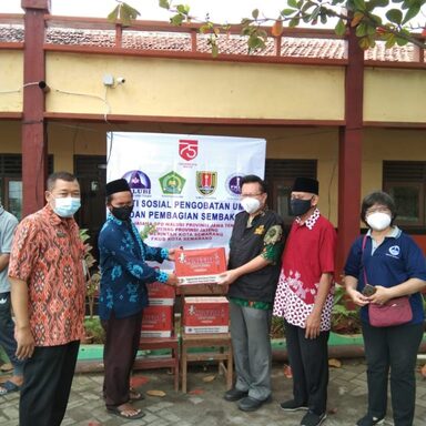 Walubi, FKUB dan Kemenag Bakti Sosial Korban Banjir di Genuk