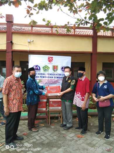Walubi, FKUB dan Kemenag Bakti Sosial Korban Banjir di Genuk