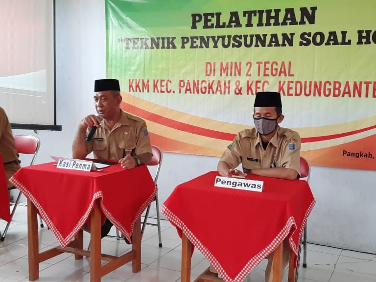 Kasi Penma Membuka Pelatihan Penyusunan Soal HOTS di MIN 2 Tegal