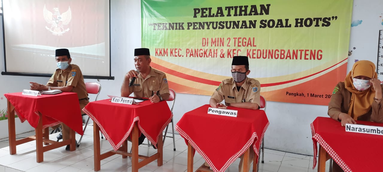 Kasi Penma Membuka Pelatihan Penyusunan Soal HOTS di MIN 2 Tegal