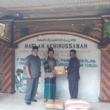 Kemenag Serahkan Bantuan Untuk Ponpes yang Kena Musibah Longsor