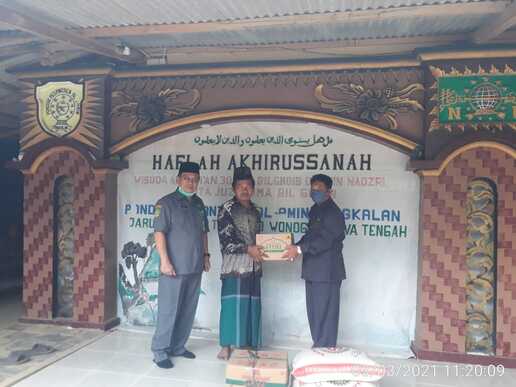 Kemenag Serahkan Bantuan Untuk Ponpes yang Kena Musibah Longsor