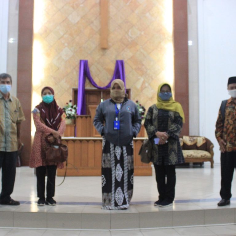 Patuhi Prokes 5M GKI Kebumen dan GKJ Pengaringan Beda Cara