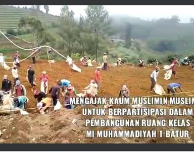 MI Muhammadiyah 1 Batur Bersama Warga Kerja Bakti Ratakan Tanah Wakaf