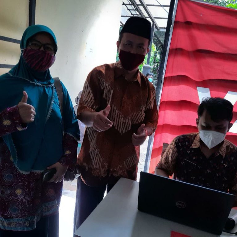 Guru dan Tenaga Kependidikan MAN 2 Kota Semarang di Vaksin -19