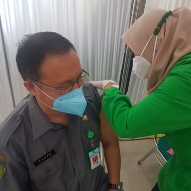 Terima Suntikan Kedua Vaksin Covid-19, Kakankemenag : Tetap Jaga Prokes 5 M