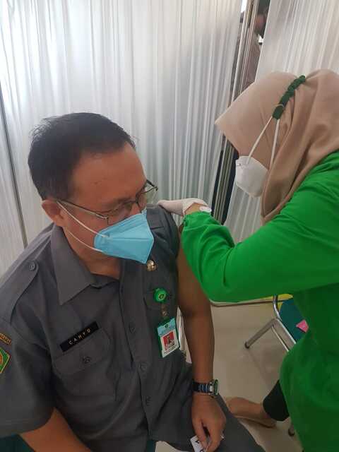 Terima Suntikan Kedua Vaksin Covid-19, Kakankemenag : Tetap Jaga Prokes 5 M