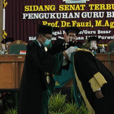 Fauzi Dikukuhkan Menjadi Guru Besar IAIN Purwokerto