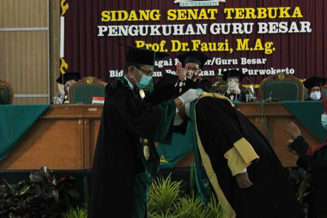 Fauzi Dikukuhkan Menjadi Guru Besar IAIN Purwokerto