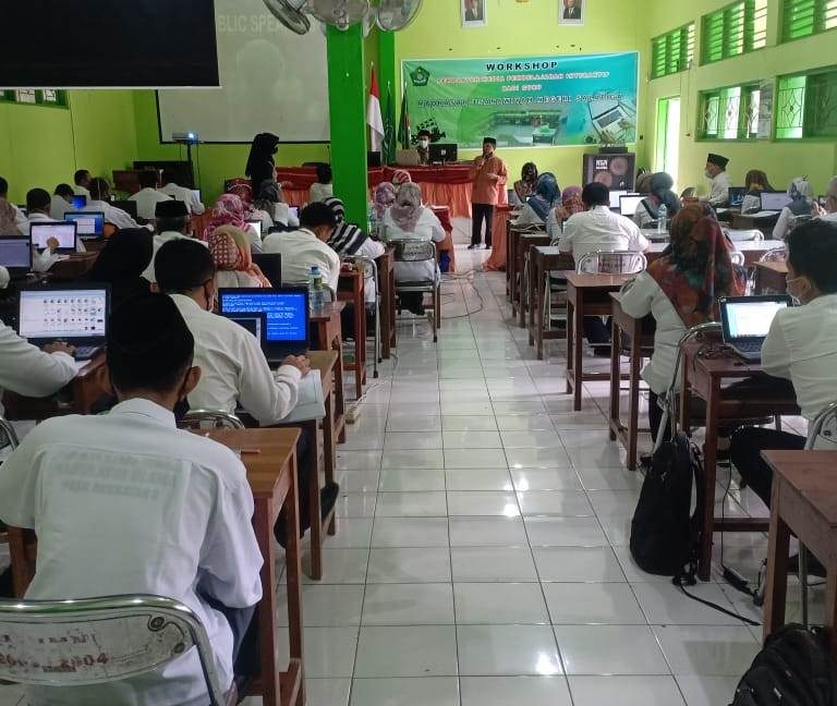 MtsN Salatiga Gelar Workshop Pembuatan Media Pembelajaran Interaktif bagi Guru