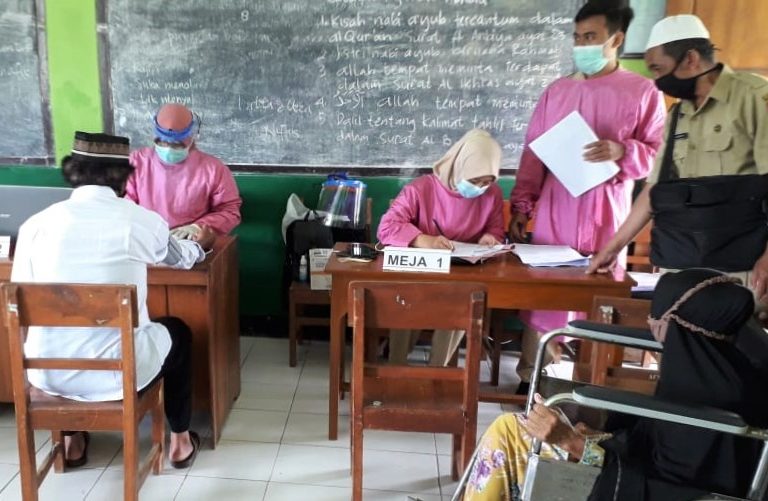 Matangkan Persiapan Pemberangkatan, Jamaah Calon Haji Kendal Divaksin