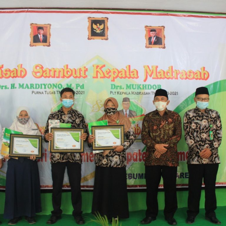 Kakankemenag Serahkan Penghargaan pada Acara Sertijab Kepala MTs Negeri 8 Kebumen