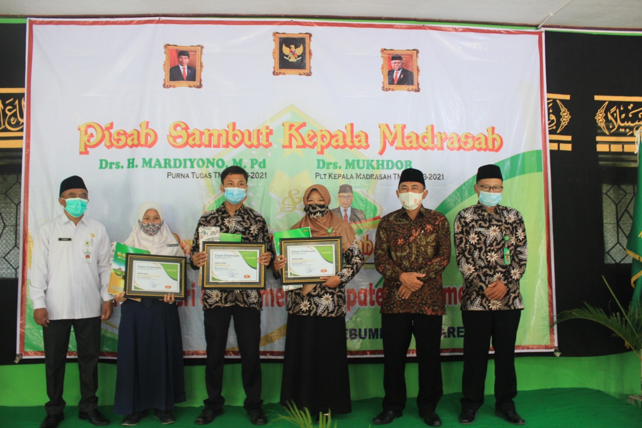 Kakankemenag Serahkan Penghargaan pada Acara Sertijab Kepala MTs Negeri 8 Kebumen