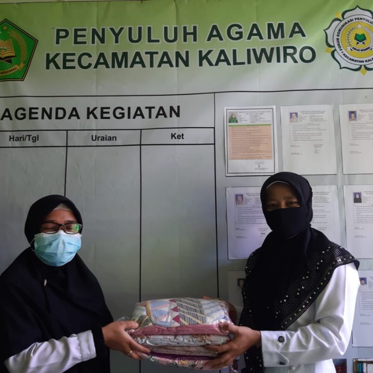 FKPAI Kaliwiro Berbagi Mukena untuk Guru Ngaji