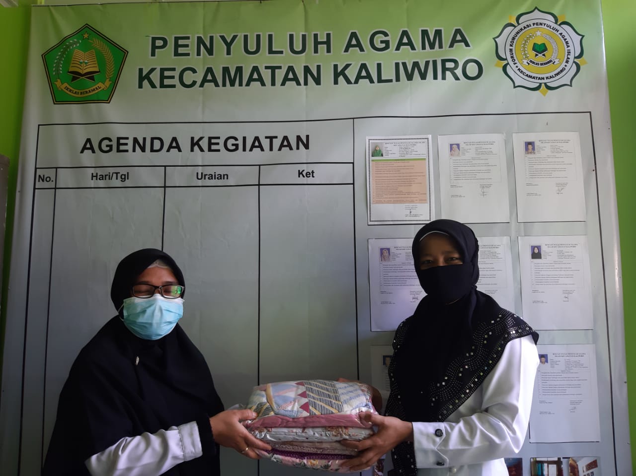 FKPAI Kaliwiro Berbagi Mukena untuk Guru Ngaji