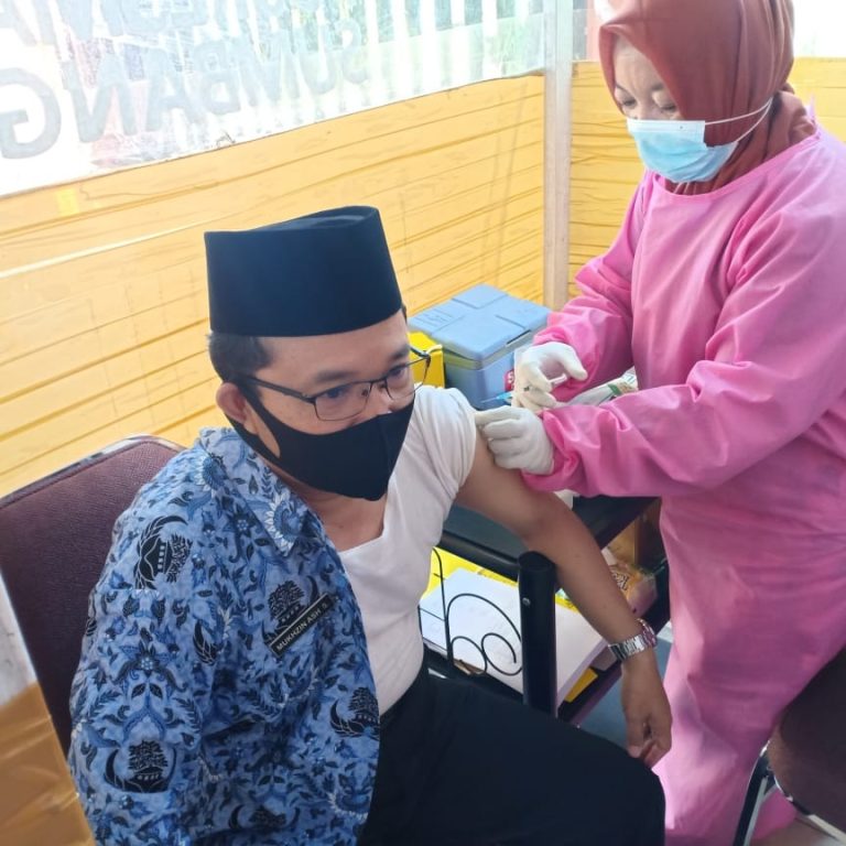 Staff KUA Sumbang Ikuti Program Vaksinasi COCID 19