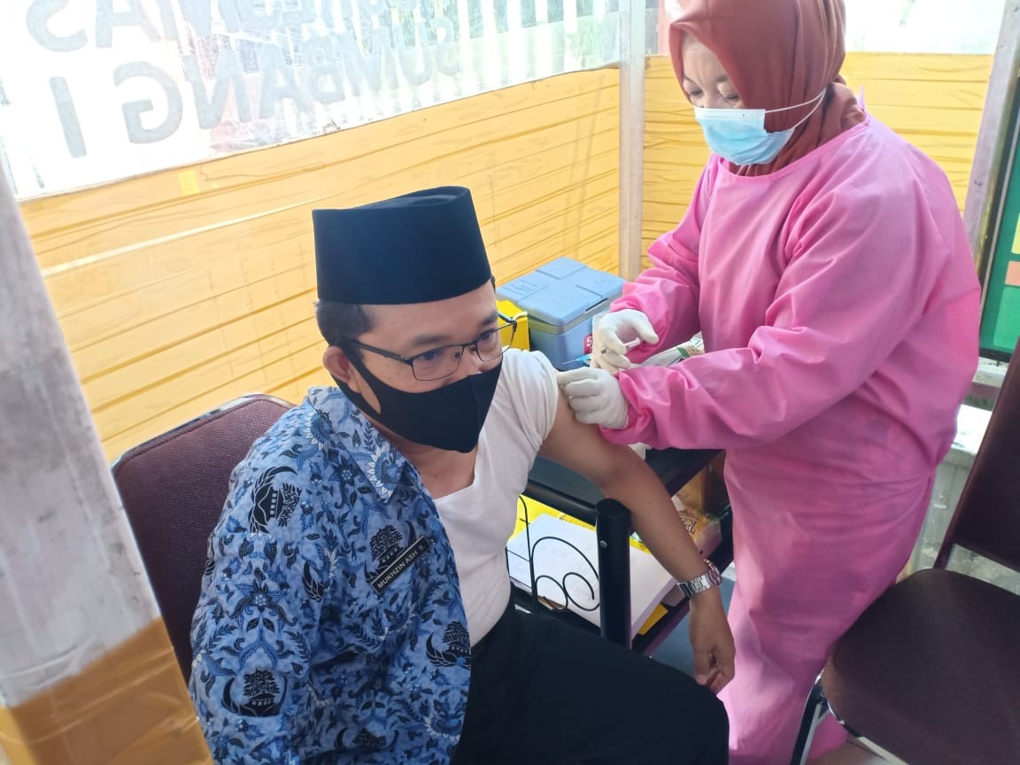 Staff KUA Sumbang Ikuti Program Vaksinasi COCID 19