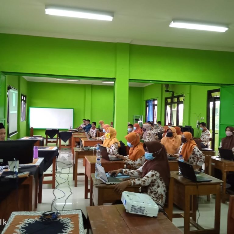 Peningkatan kompetensi guru dan karyawan MIN 1 Banyumas di bidang TIK