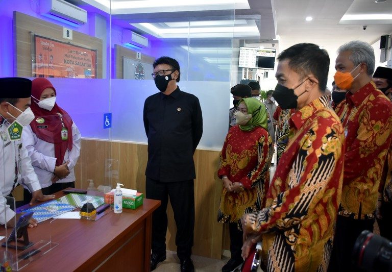 Menpan RB Kunjungi Stan Kemenag di MPP