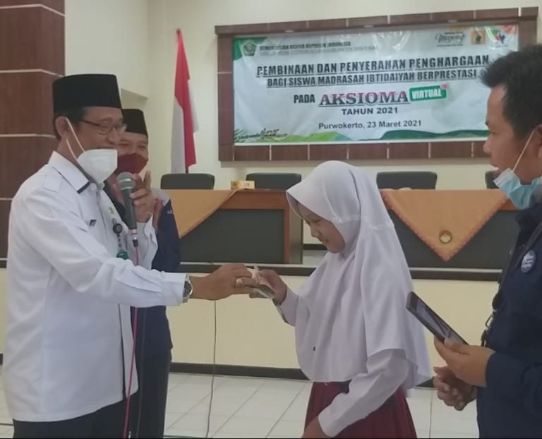 Juara AKSIOMA Dapat Hadiah Kejutan Dari Kakan Kemenag