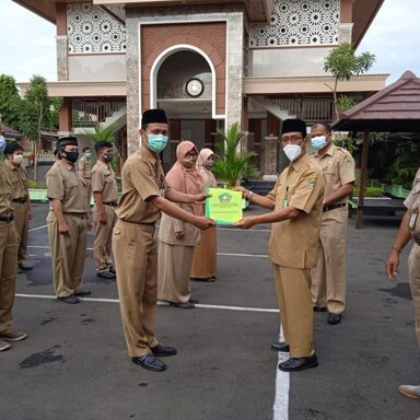 Kakan Kemenag Serahkan SK Pengurus Baru MGMP PAI SMA