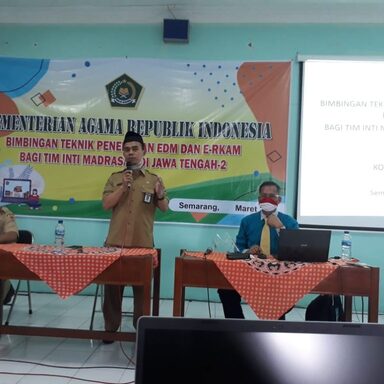 H. Moch Fatkhuronji Berikan Materi Pada Bimtek Penerapan Sistem EDM Dan E-RKAM di MTs Darul Ulum