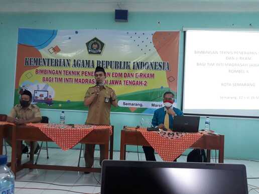 H. Moch Fatkhuronji Berikan Materi Pada Bimtek Penerapan Sistem EDM Dan E-RKAM di MTs Darul Ulum