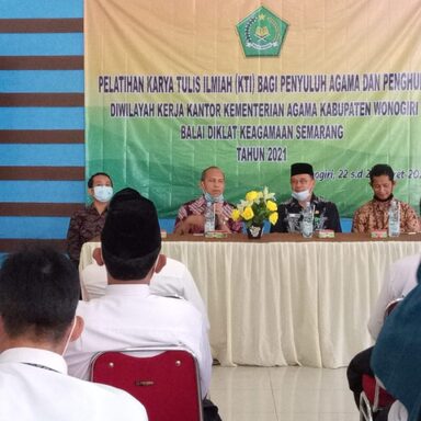 Cahyo: Pelatihan Karya Tulis Ilmiah Untuk Meningkatkan Wawasan dan Keilmuan