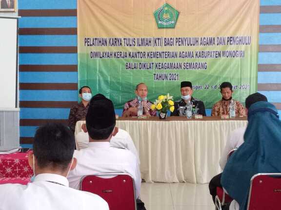 Cahyo: Pelatihan Karya Tulis Ilmiah Untuk Meningkatkan Wawasan dan Keilmuan