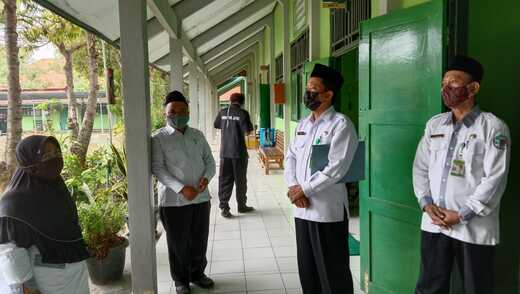 Kakankemenag Tinjau Hari Terakhir Pelaksanaan Ujian Daring MAN 1 Rembang