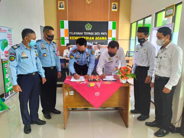 Penandatangan MOU KakanKemenag Dengan Ka Rutan Salatiga