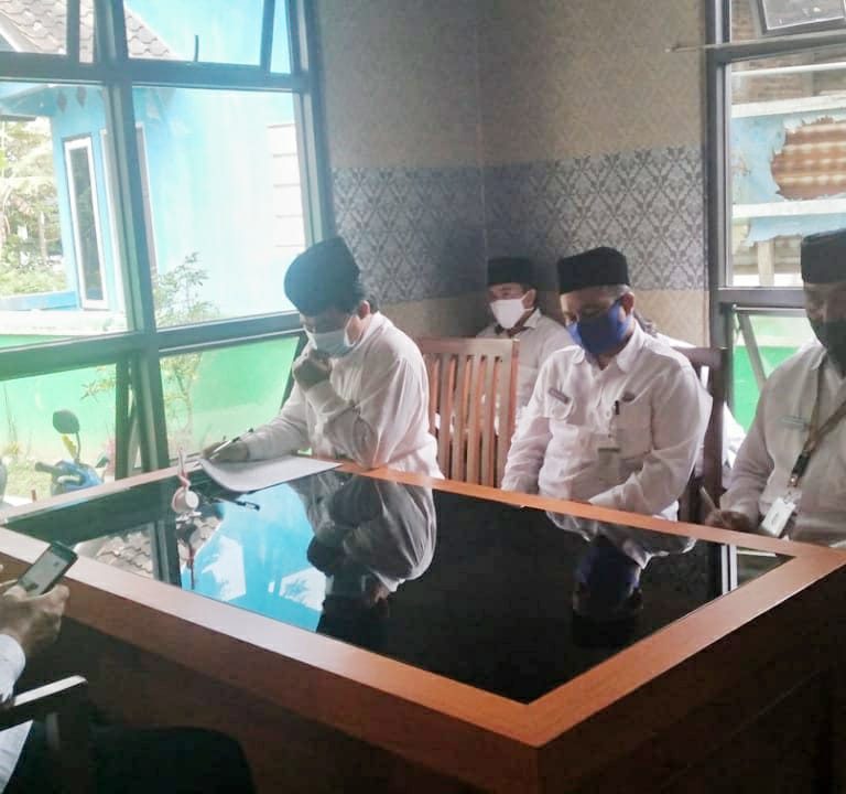Insiden Pengeboman : Farid Lakukan Pembinaan Penyuluh Agama Islam di KUA Kec. Kepil