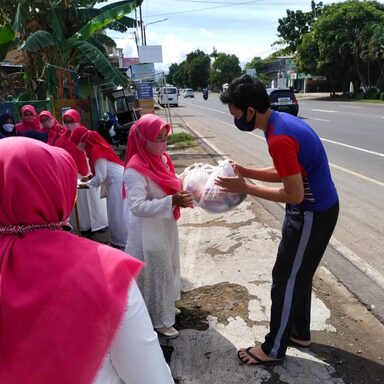Tumbuhkan Sikap Peduli Melalui Bakti Sosial