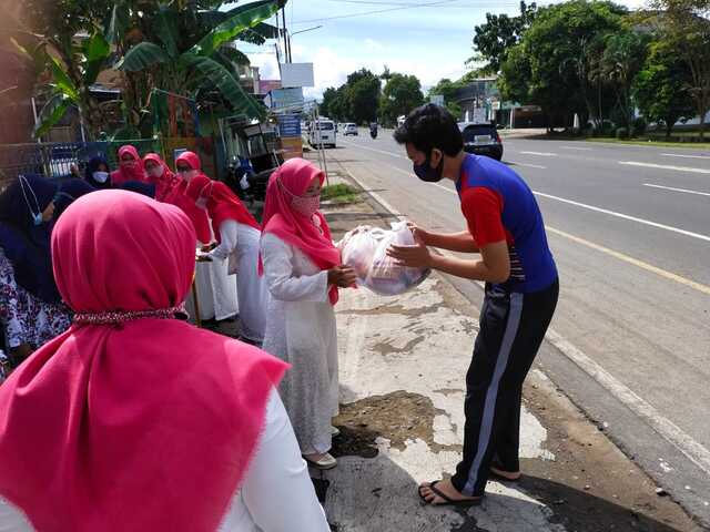 Tumbuhkan Sikap Peduli Melalui Bakti Sosial