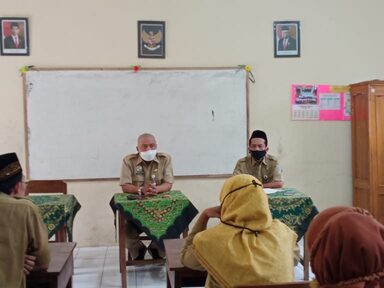 Kasubag TU Kemenag Berikan Pembinaan Guru MI
