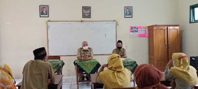 Kasubag TU Kemenag Berikan Pembinaan Guru MI