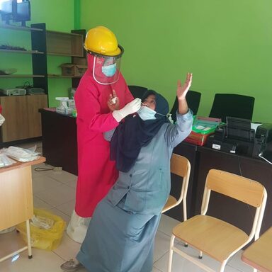 Persiapan Belajar Tatap Muka di Madrasah, Guru Lakukann Vaksinasi dan Rapid Test Antigen