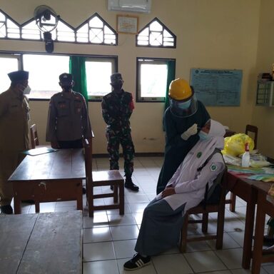 Hari Pertama Uji Coba PTM, Peserta Didik Wonogiri Lakukan Rapid Test Antigen