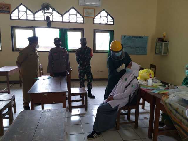 Hari Pertama Uji Coba PTM, Peserta Didik Wonogiri Lakukan Rapid Test Antigen