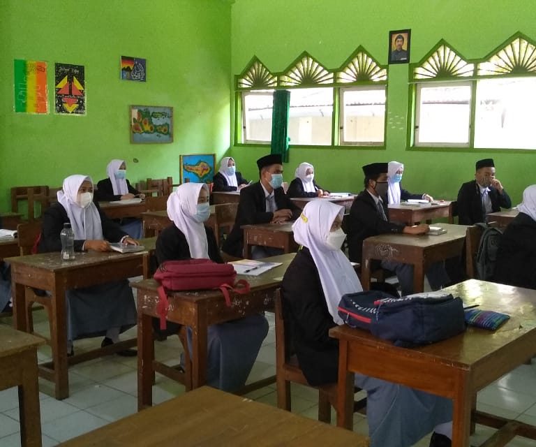 Puluhan Siswa MAN Kendal Jalani Rapid Test Sebelum Masuk Kelas