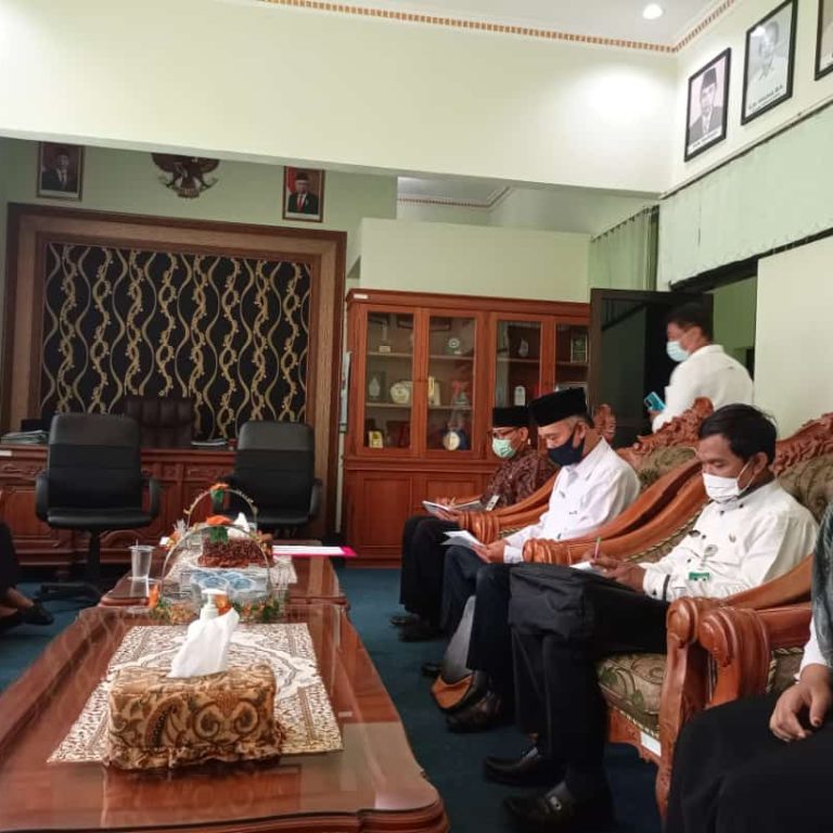 Umi Khoz harap Gibran ikut pasang stiker jaga jarak di Masjid