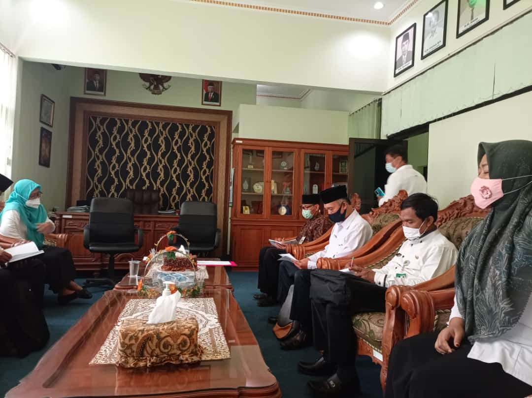 Umi Khoz harap Gibran ikut pasang stiker jaga jarak di Masjid
