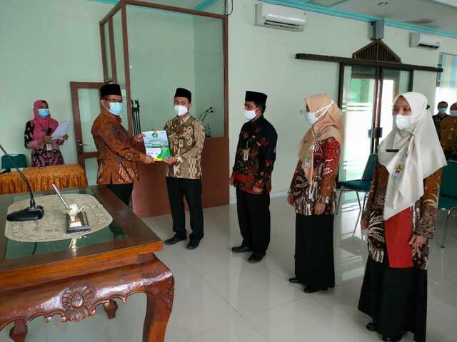 Wiharso Melantik 30 Pejabat Fungsional Tertentu di Lingkungan Kantor Kementerian Agama Kab. Karanganyar