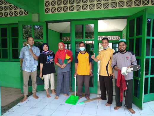 Penyuluh Agama Islam Kec. Banyumanik Resik-Resik Musholla jelang Bulan Suci Ramadhan 1442 H/2021 M