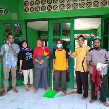 Penyuluh Agama Islam Kec. Banyumanik Resik-Resik Musholla jelang Bulan Suci Ramadhan 1442 H/2021 M